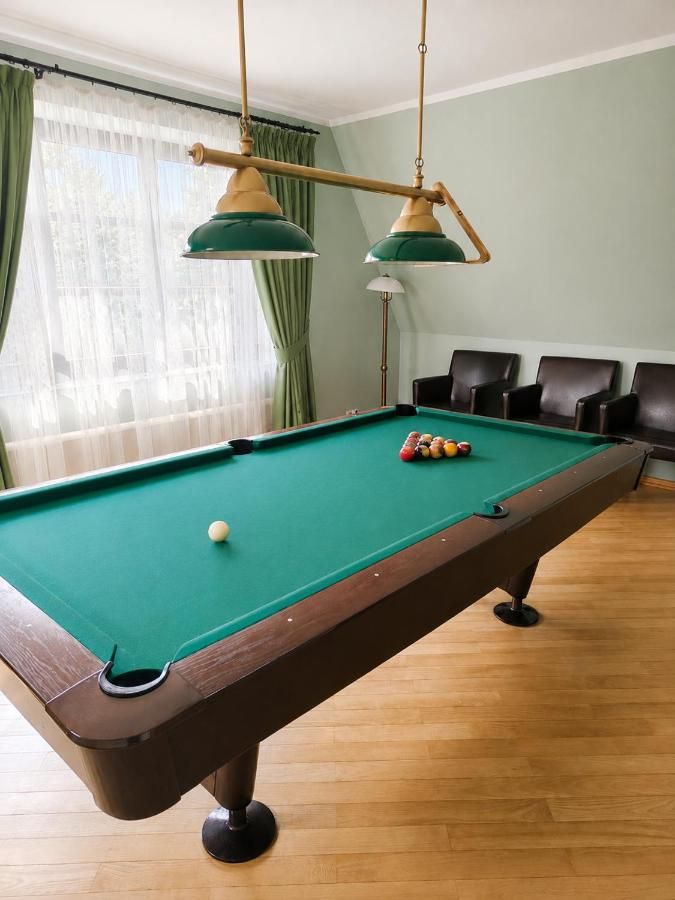 Zielony stół bilardowy pod lampami